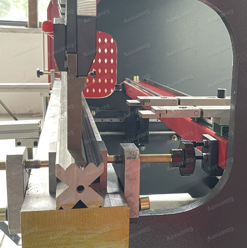 CNC Controller 2500mm Hydraulic Press Brakes 630kn CNC Bending Machine With TP10s