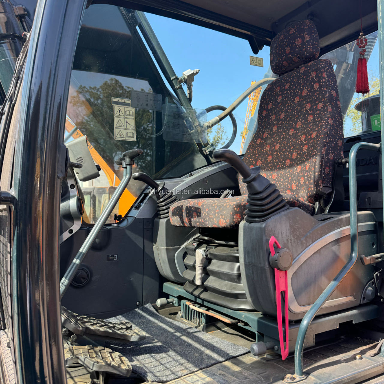 Selling 90% of new and second-hand Hyundai 220 excavators, old excavators, and old hook machines at a low price