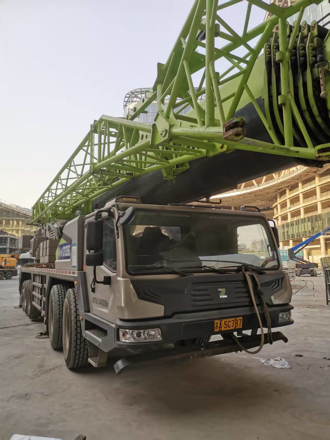 Seven-Arm Crane Jib ZTC950E7 2021 Years Zoomlion Mobile Crane 95tons for Heavy-Duty Construction Projects