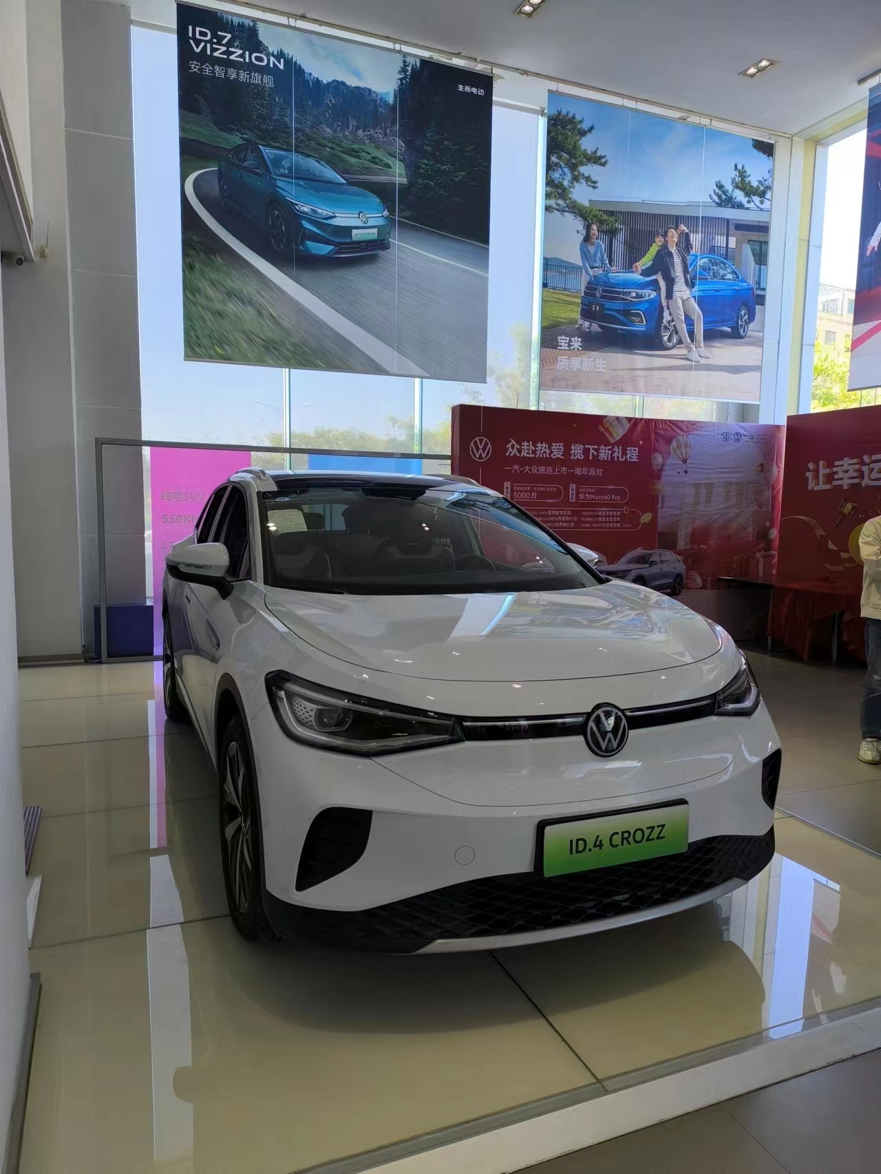 Electric Volkswagen ID4 Crozz Pure Pro SUV 5 Door 5 Seats with 0.5 Hour Charging Time