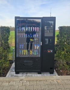Quality 110-220V/50-60HZ Self Service Vending Machines W1280mm*D830mm*H1930mm Defogging Glass Door wholesale