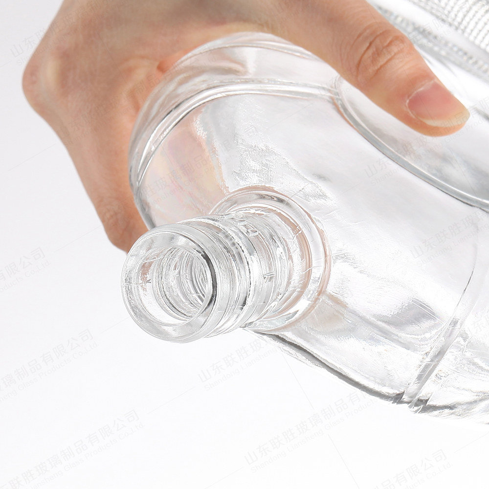 Thick Bottomed Glass Bottle for Whisky Vodka Bourbon Brandy Clear Acceptable OEM/ODM Logo