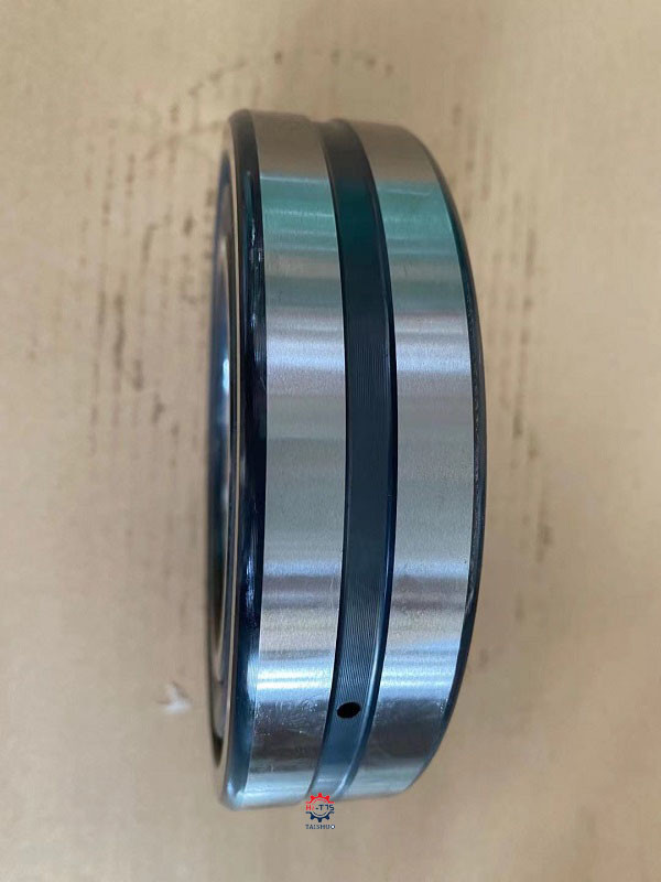 High Precision Spherical Roller Bearing 22217 Size 85x150x36mm