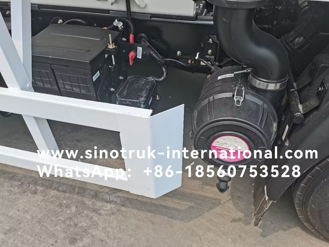 SINOTRUK HOWO 4X2 Transporting Oil Tank Truck SINOTRUK HOWO 5-6CBM