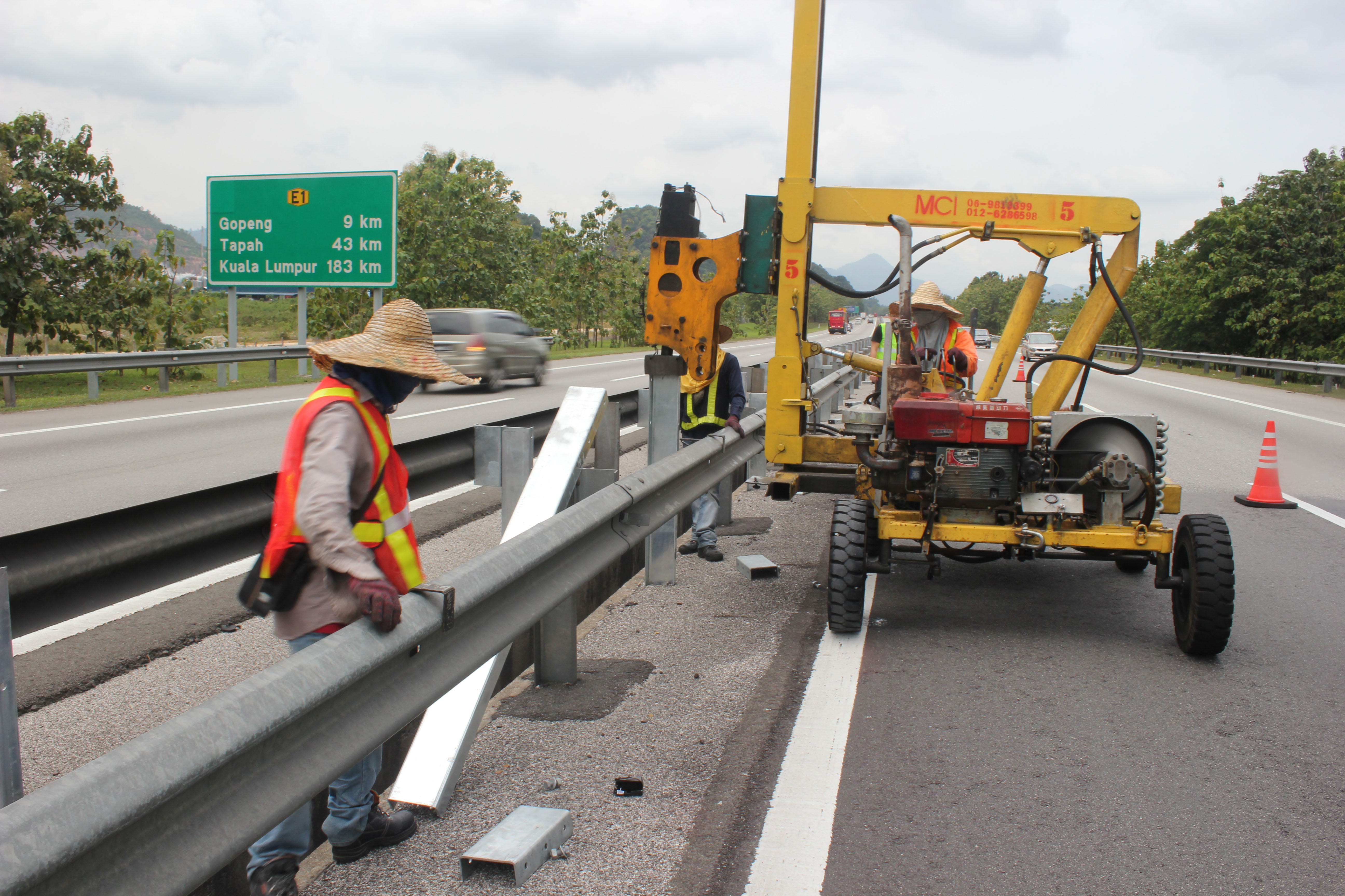 Customized Hot Dip Galvanized Highway Guardrail 345 Material