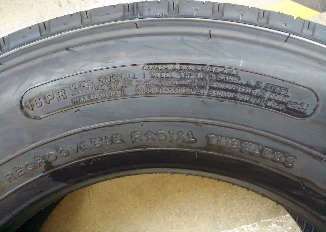 Tubeless Design School Bus Tires , Truck And Bus Tyres 245/70R19.5 Size
