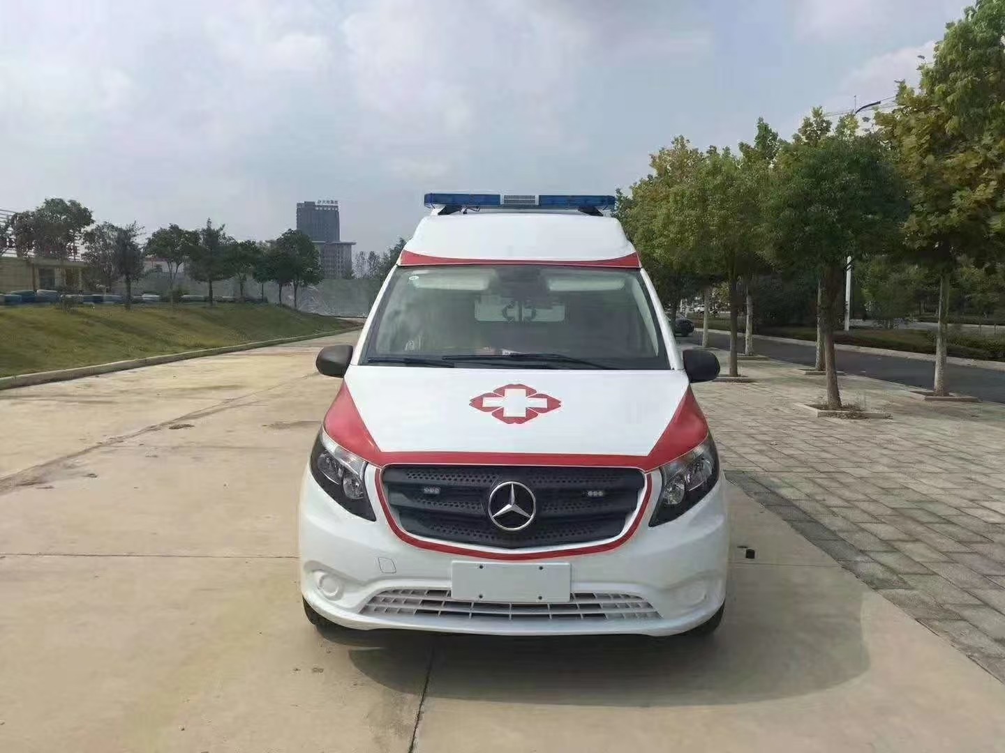 4*2 Mercedes Benz Hospital Emergency Vehicle Patient Transition ICU Ambulance Car
