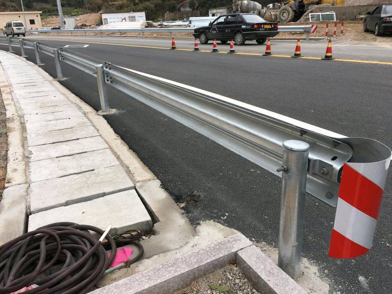 Q235 Q345 Galvanized Steel Highway Guardrail Bracket with Customized Specifications