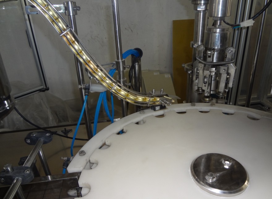 Pneumatic ROPP Screw Automatic Capping Machine For Wine Glass Bottle