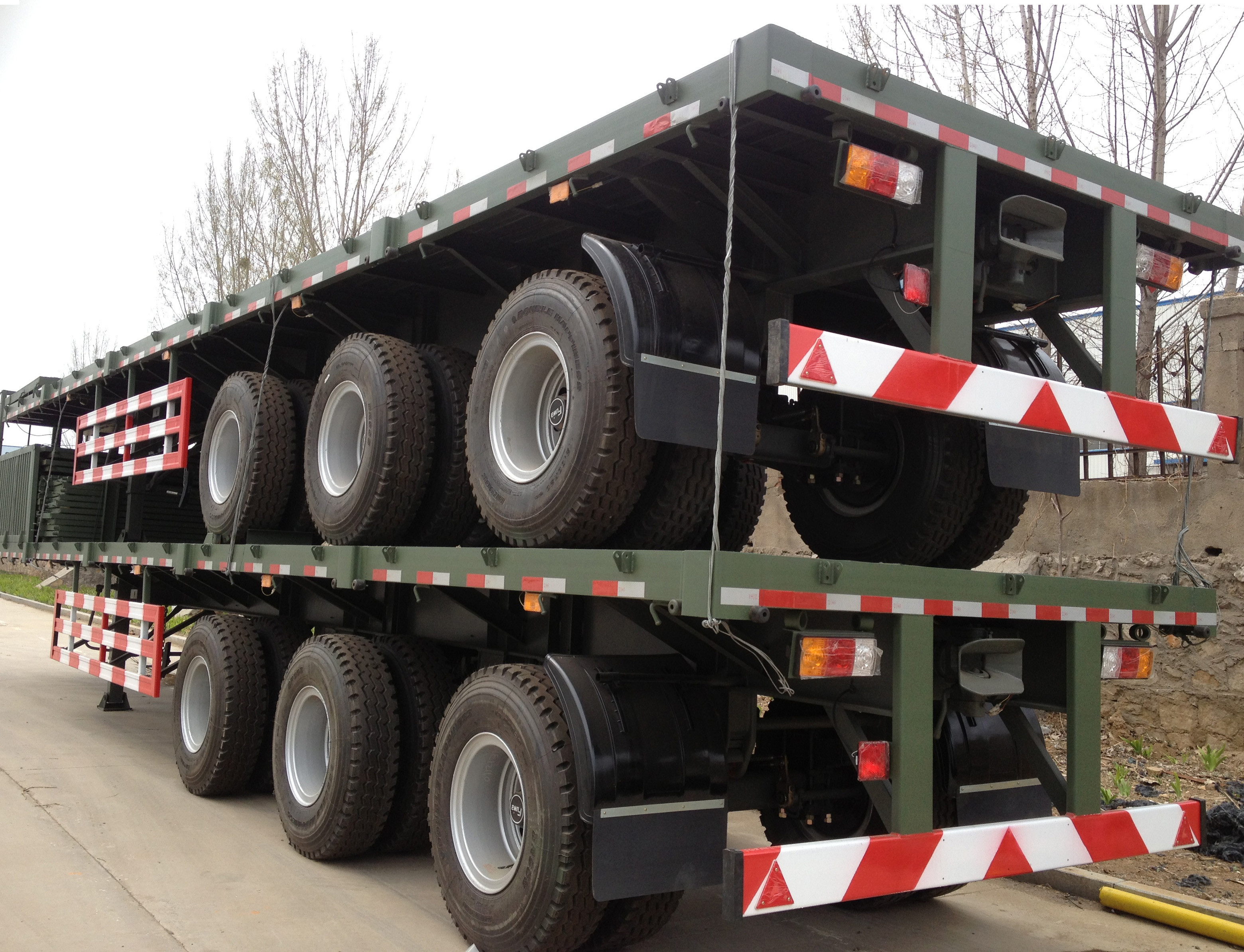 New Flat Bed Deck Semi Trailer For Container 25 - 40T CImc Heavy Truck Transportation