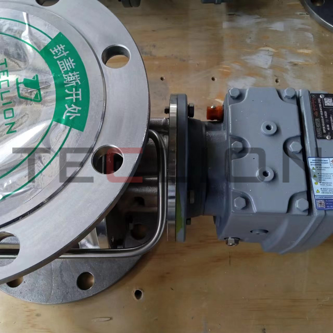 Rotary valve for conveying porous carbon materials
