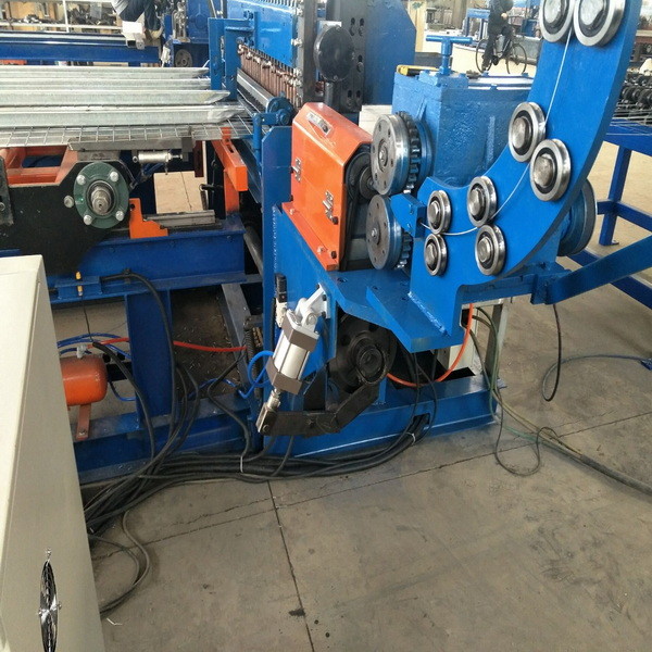 3.5m Width Cultivating Fishery Wire Welding Machinery , 51pcs Pin Diamond Fence Making Machine