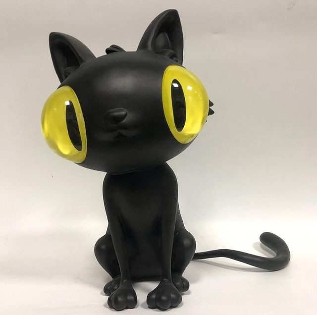 Fadeless Wooden Cat Sculptures Statues With Black And Yellow Color