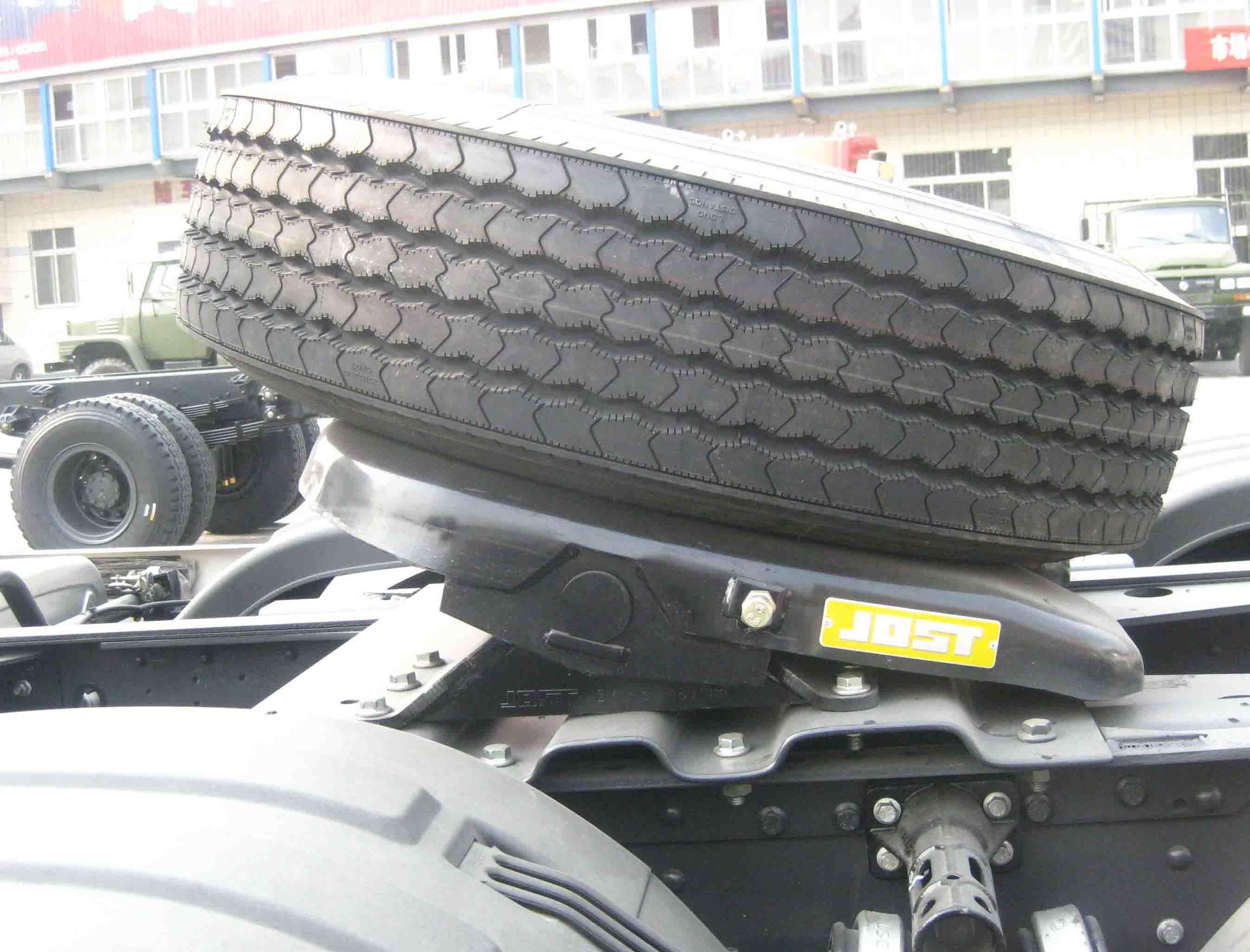 Dongfeng 6x4 LHD High Roof Cabin Diesel CNG Tractor Trailer With Automatic Air Conditioner