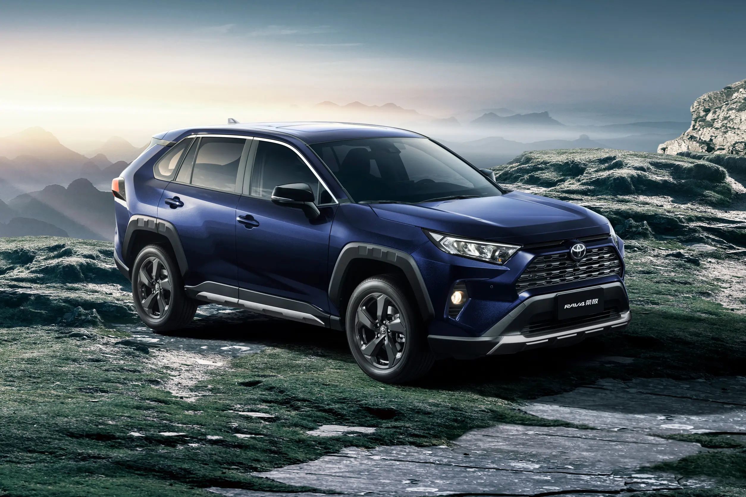 Compact Toyota Petrol Car SUV Toyota RVA4 Car 5 Seating Capacity