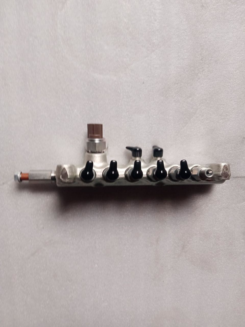 6WG1 8-97603121-1 8976031211 Oil Pump Distributor Common Rail Injector