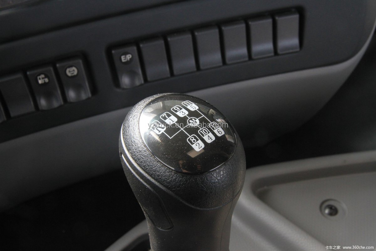 500hp 10 Wheels CNG Trucks with C u m m i n s Diesel Engine and EURO 5 Gas-Powered