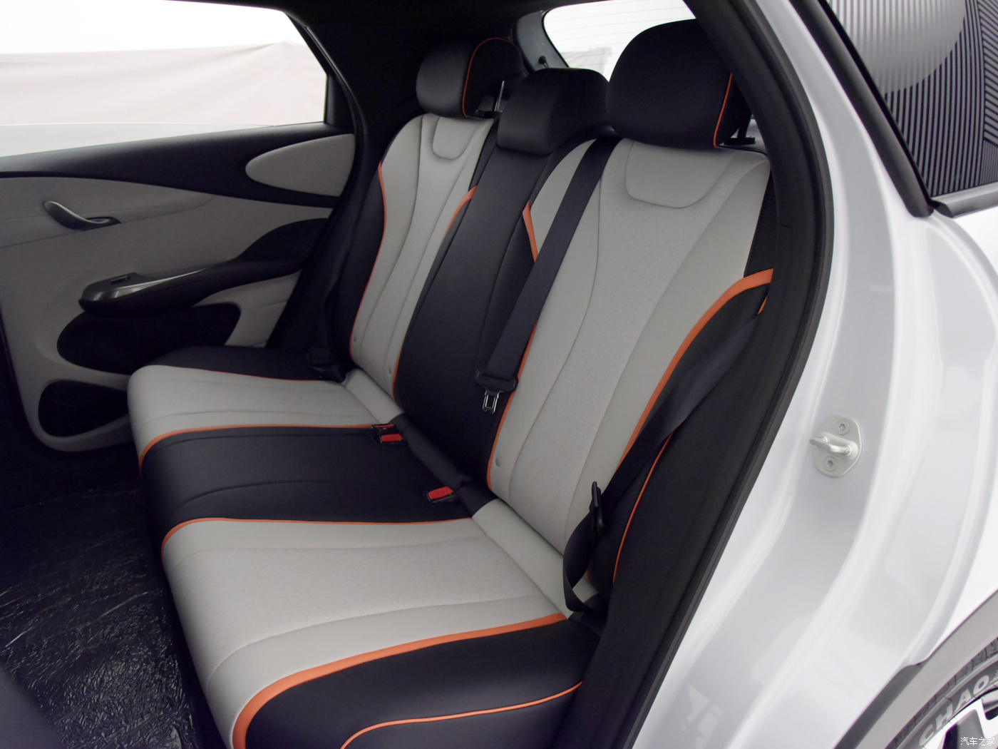 B YD Dolphin The 5 passenger hatchback electric with a great price is used for a high speed-up range of 405km new car EV car