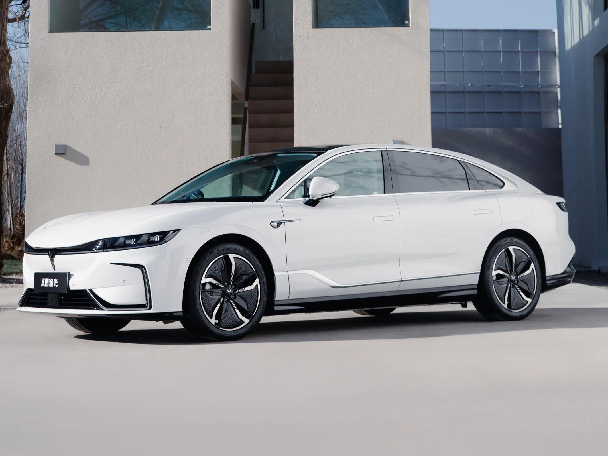 2024 Voyah Zhuiguang Electric Sedan EV Vehicle with Ternary Lithium Battery and 5-Door 5-Seat Body Structure