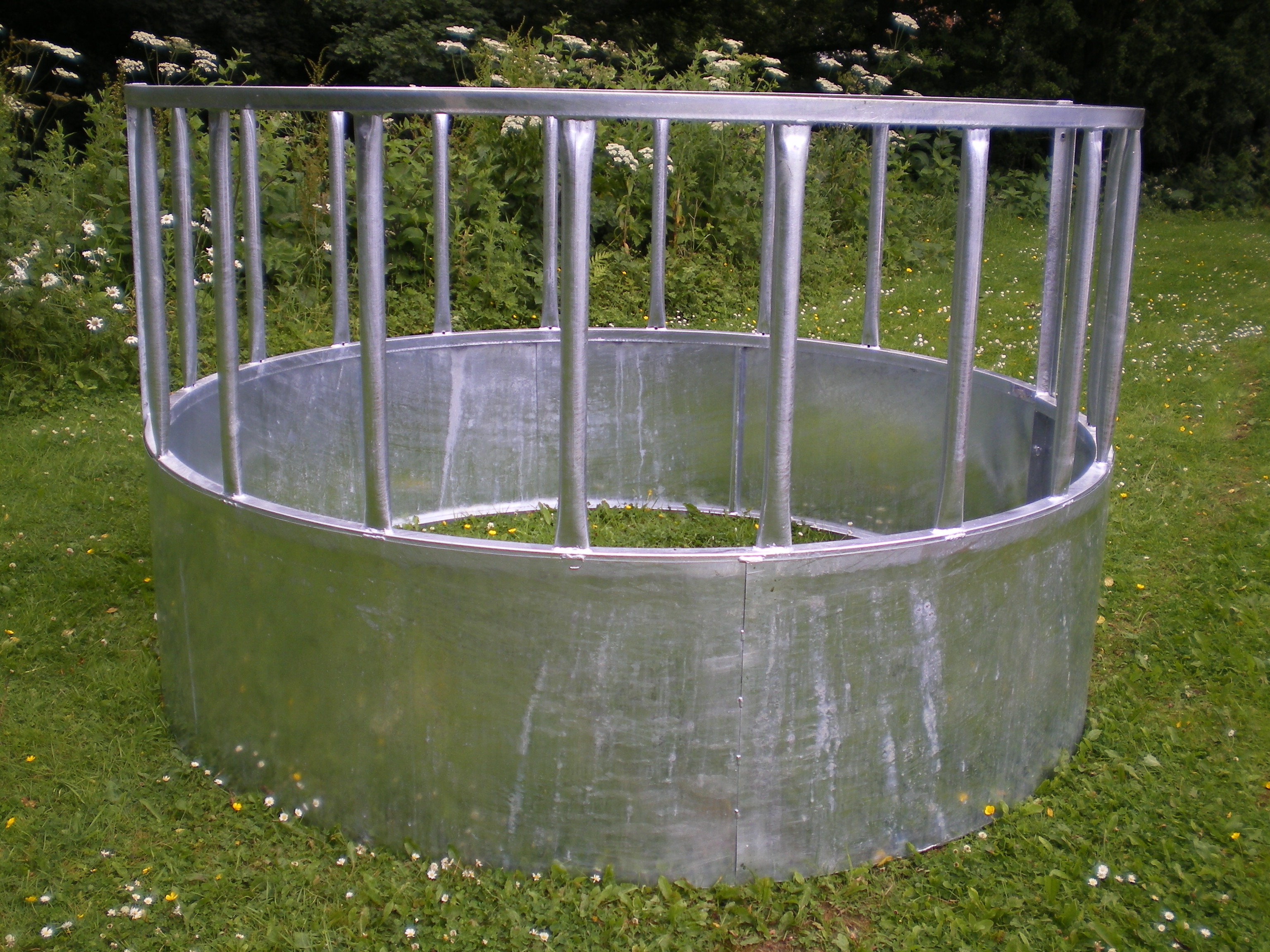 550mm High Livestock Handling Equipment , Diameter 1.8m Round Bale Hay Feeder