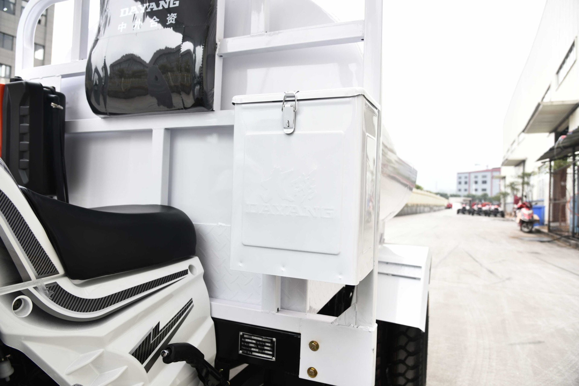 CCC Approved 250CC Water Tank Tricycle with White Color Body and Origin Type
