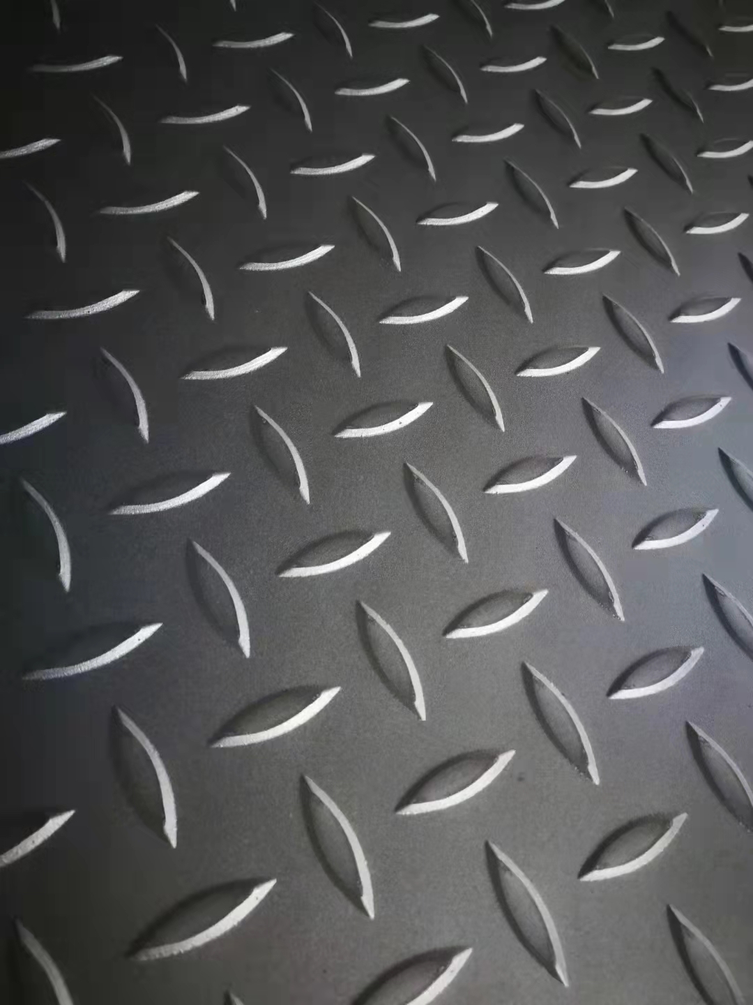 Galvanized Stainless Steel Checkered Sheet ASTM A36 Q235b Steel SS400 5mm Anti Slip