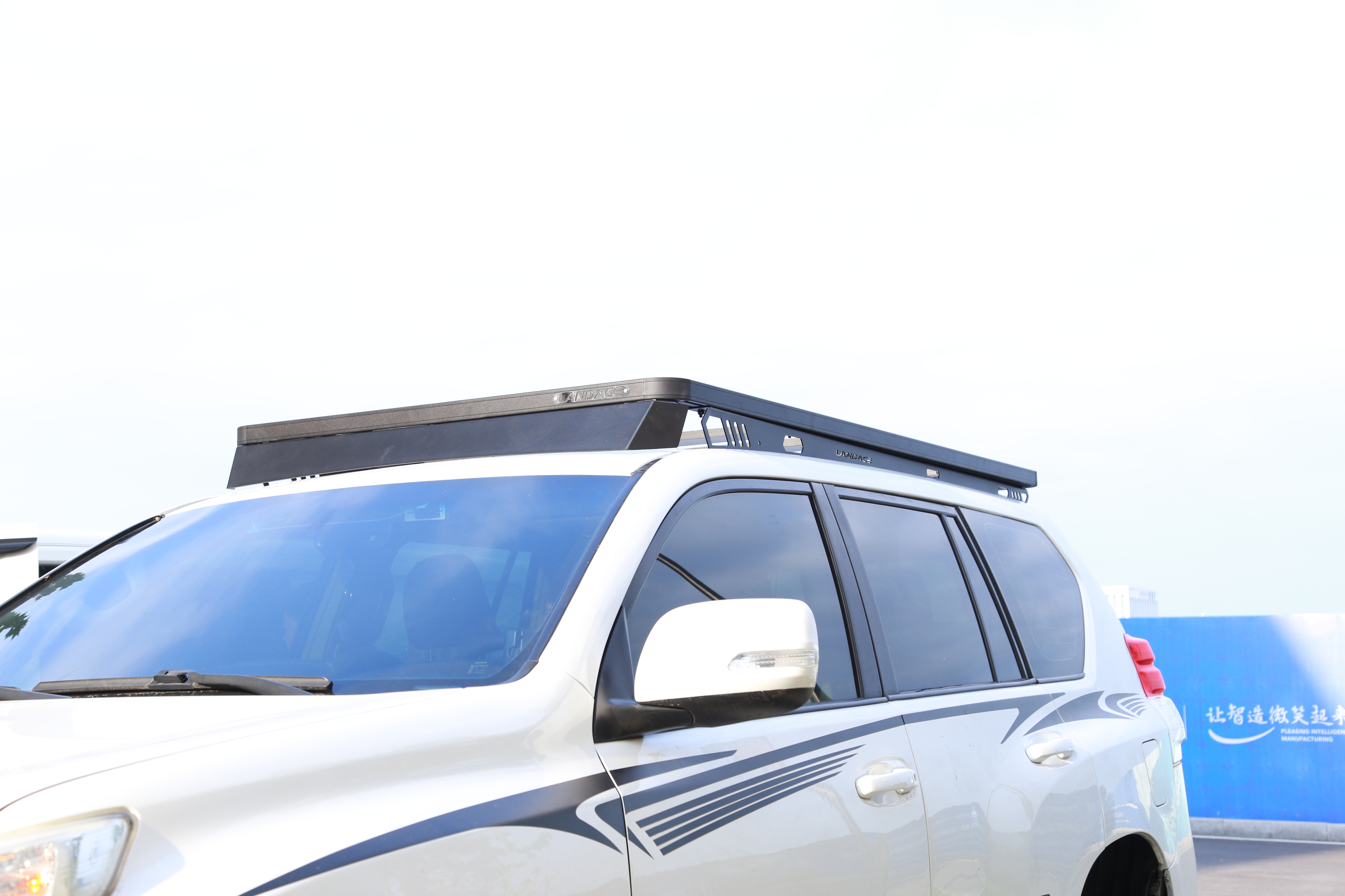 Black Powder Coated Roof Rack Platform Perfectly Suited for Toyota Landcruiser 200