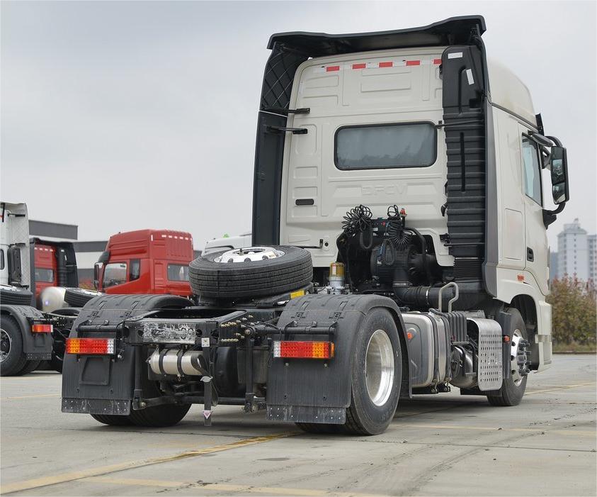 Chenglong M3 CNG Tractor Trailer With 14 Forward Shift Manual Transmission
