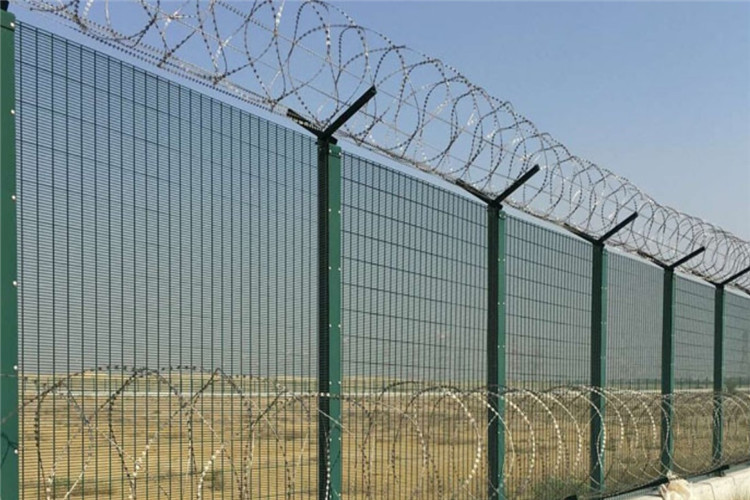 Galvanized Steel Razor Wire And Barbed Wire Fences For High Security Anti Climb Fencing System Supported By Y Posts