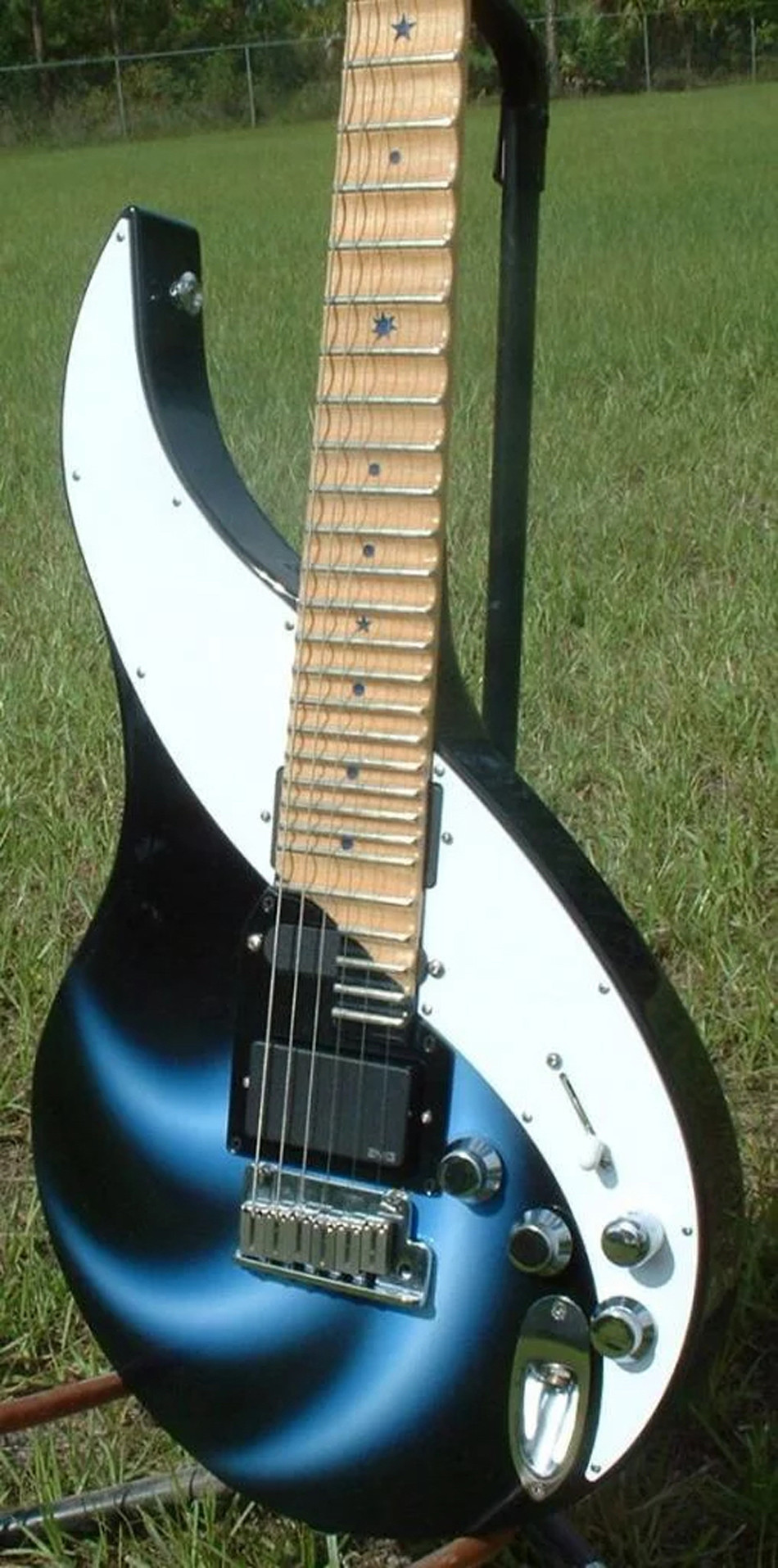 High-quality OEM electric guitar, Maple fingerboard electric guitar, Chrome hardware, tremolo bridge, free shipping
