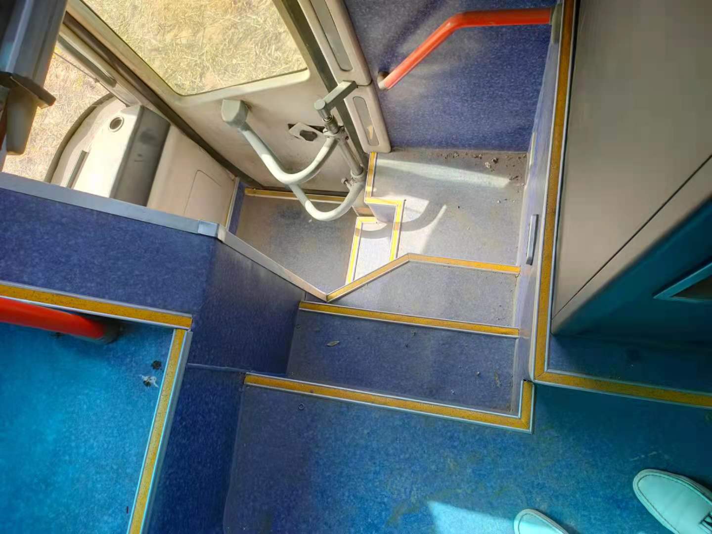 Left Drive Used Coach Bus with Yuchai Engine and Manual Transmission in Good Condition
