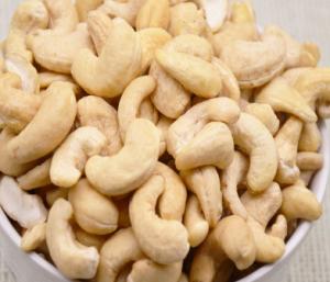 Quality Full Nutrition Raw Sprouted Nuts , Crunchy Raw Cashew Nut 5% Breakage Rate wholesale