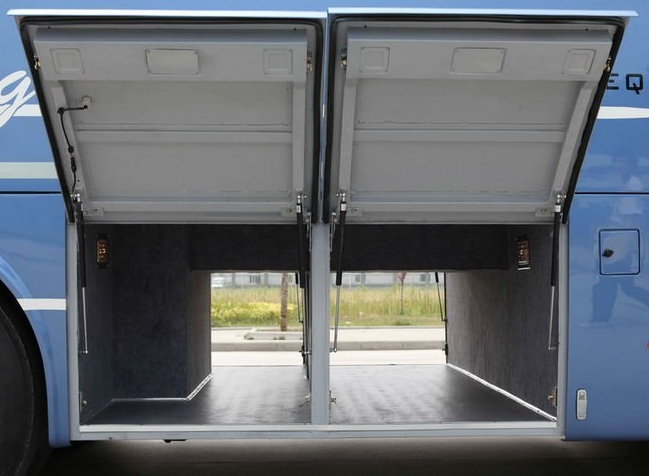 2550MM Overall Width Used 60 Seater Luxury Tour Coach Bus with Euro 4 Emission Standard