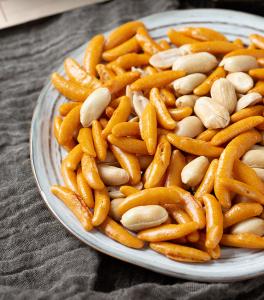 Quality Persimmon Seed Shaped Japanese Rice Crackers Roast Healthy Nut Snack wholesale