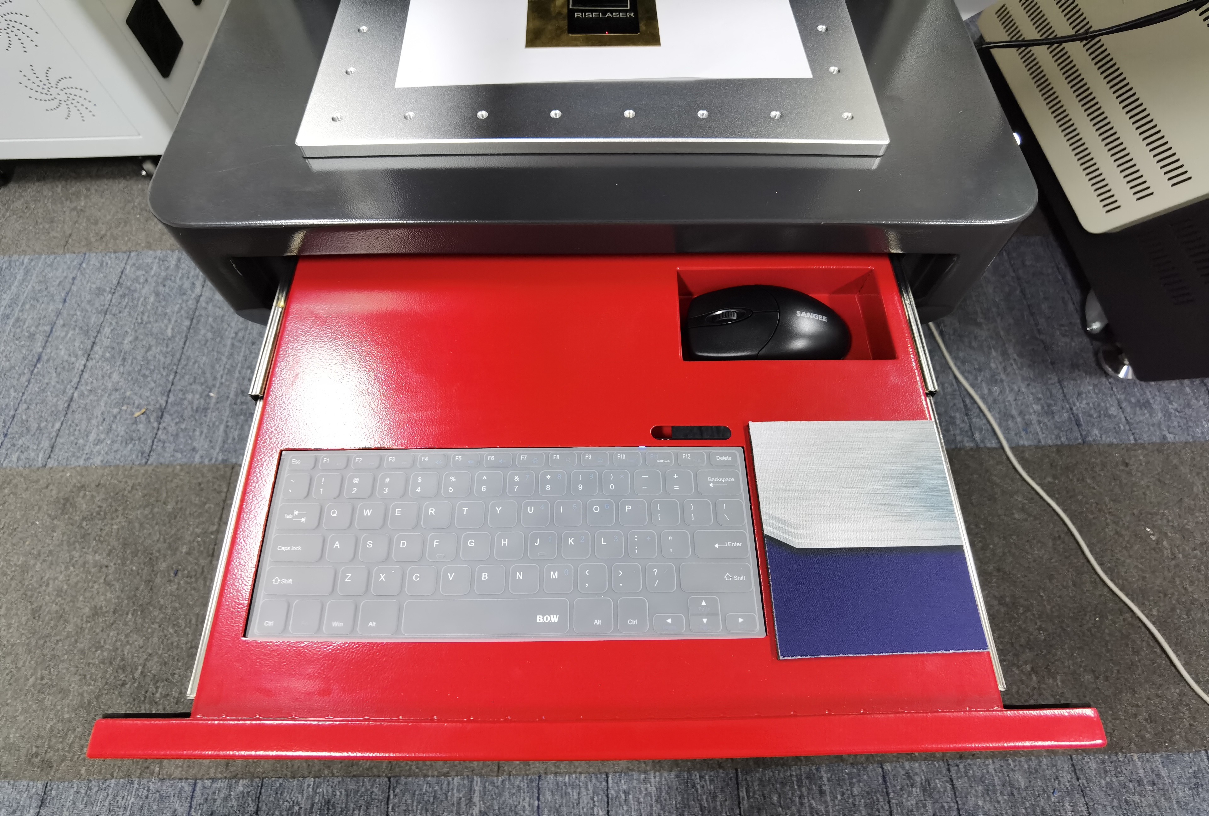 30W Enclosed Big Workbench Stainless Steel Laser Marking Machine For Metals