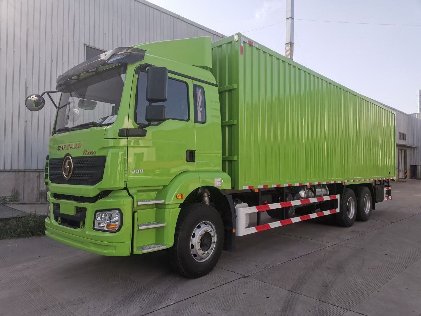 Green 6x4 Van Cargo Truck SHACMAN H3000 Big Cargo Truck 340Hp For Delivery
