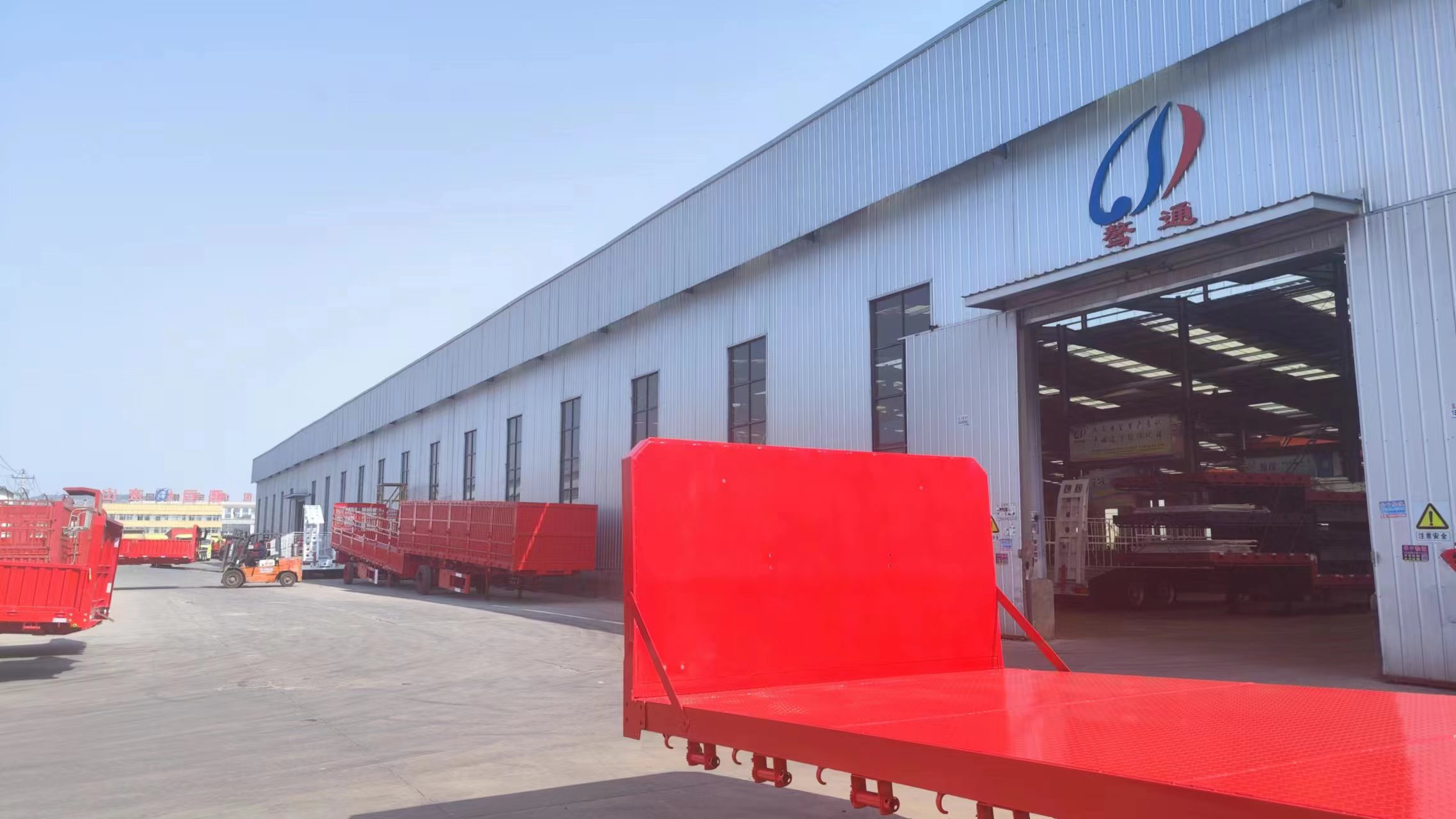 High Payload Capacity Cargo Carrier Semi Trailer with Detachable Sidewall in Kazakhstan
