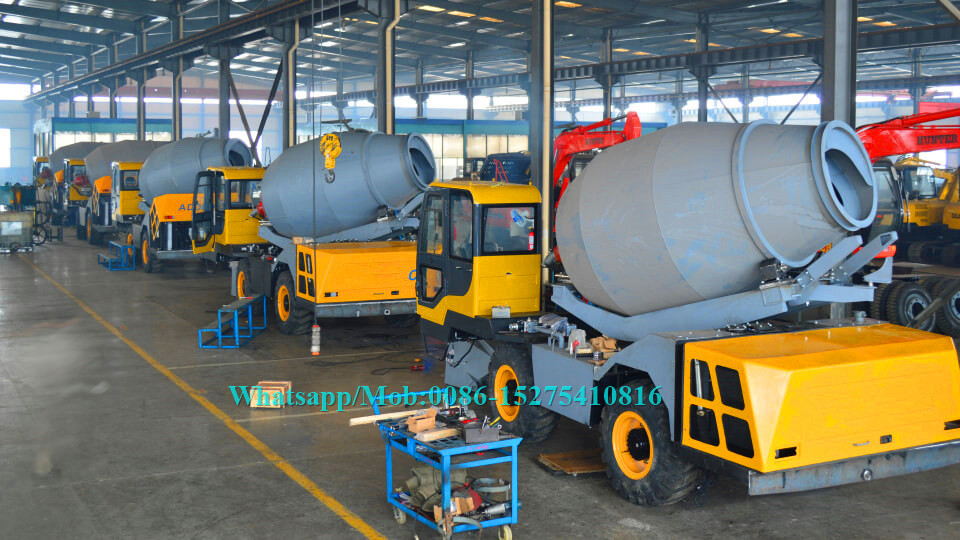 Mobile Hydraulic Concrete Mixer Machine , Cement Mixer Vehicle 20 Circles Per Min