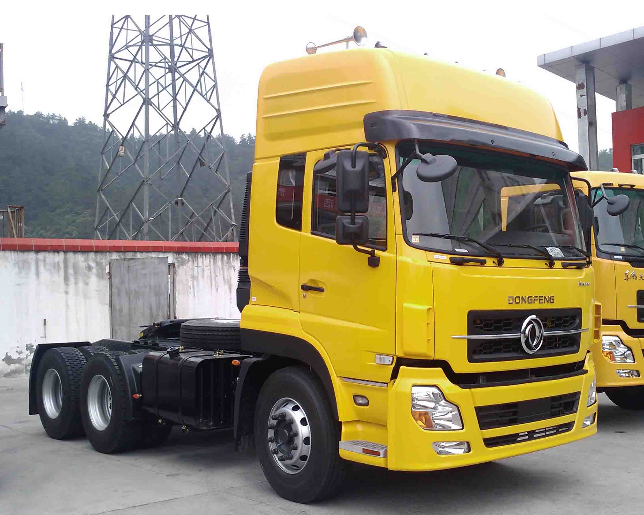 Dongfeng 6x4 High Roof Customized Tractor Truck for 10 Wheel Trailer Rear Camera 360°