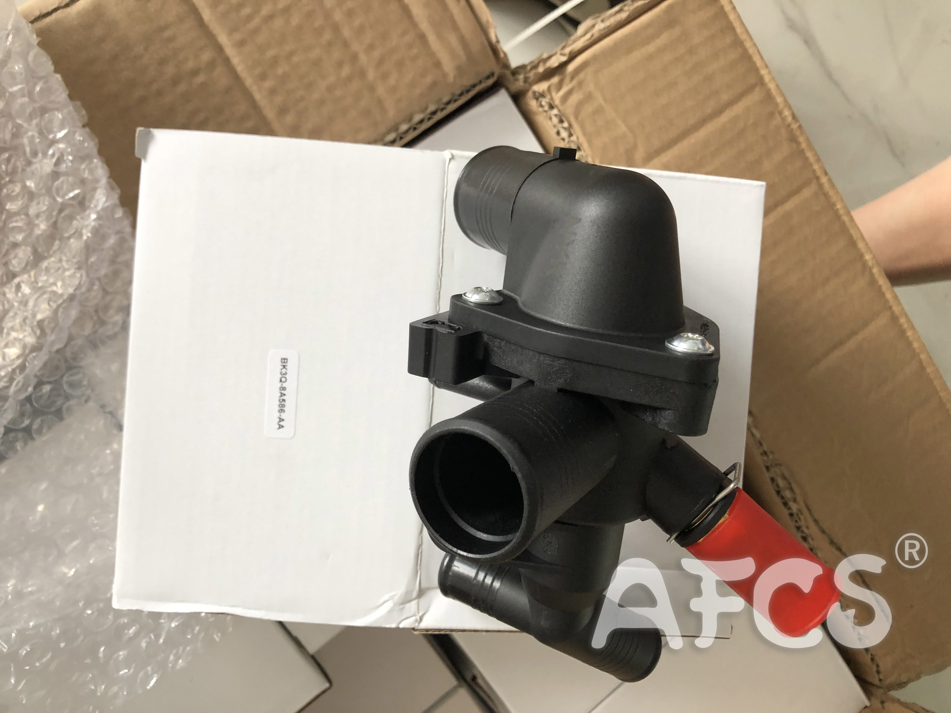 BK3Q8A586AA 1731782 JDE4149 Thermostat Housing For Ford Transit Jaguar X - Type