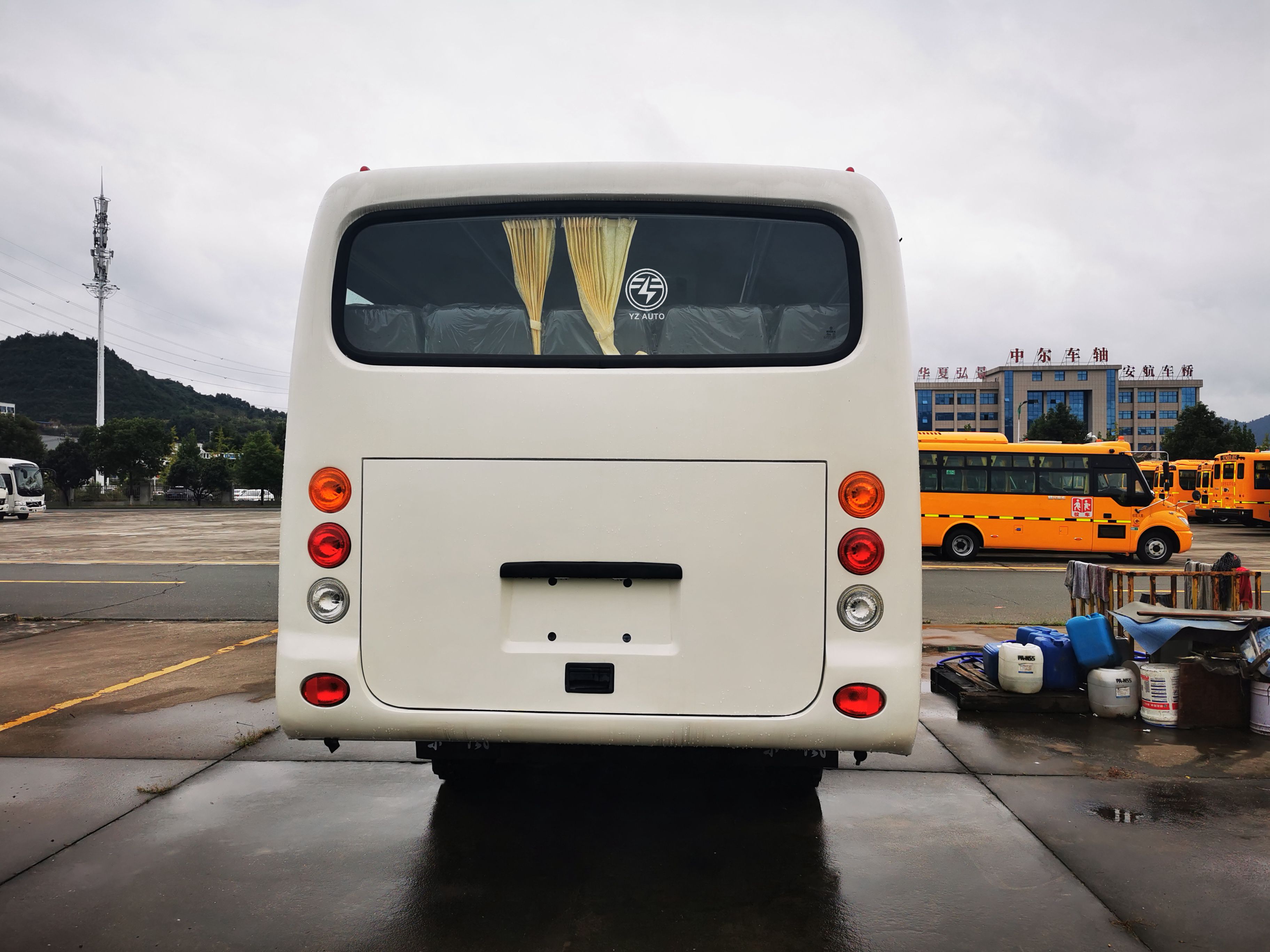 Dongfeng Mid-size 30-seat Luxury Coach Bus for Long Distance Travel Diesel Tyre 11R18