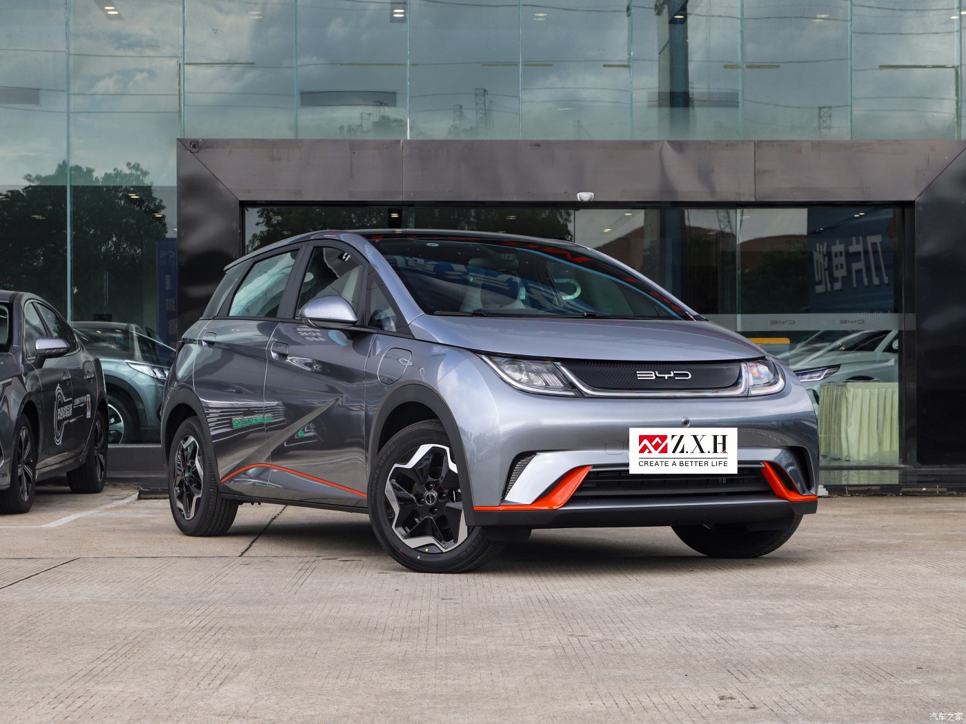 The China-made five-door five-seat new-energy hatchback BYD Dolphin has a range of 405 kilometers used car
