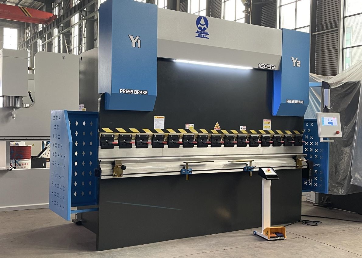 160T 3200MM Bending Thickness 6mm Carbon Steel Hydraulic Press Brake With 11kw Motor Power
