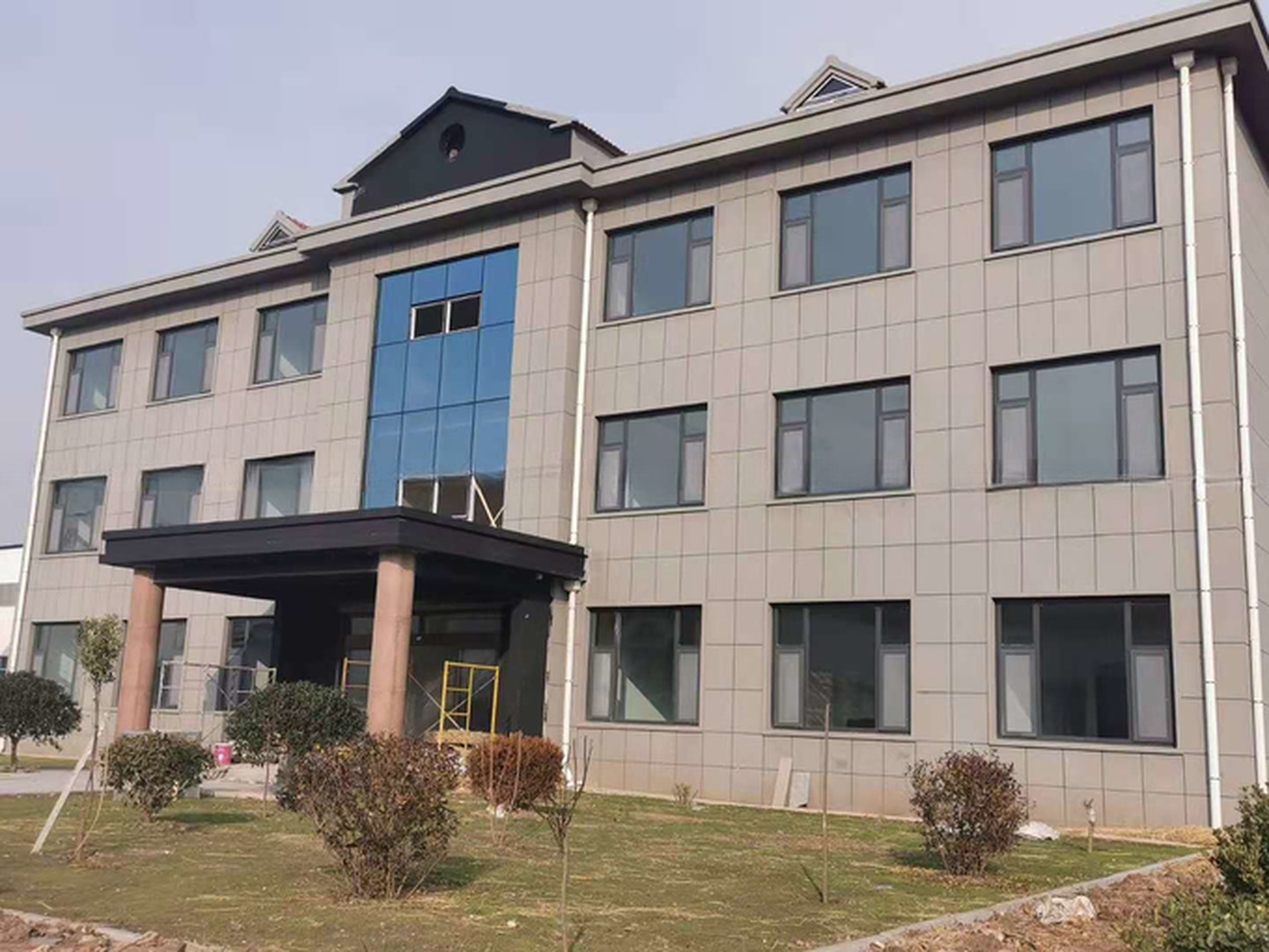 180KG/H-250KG/H UPVC Extrusion Machine Window Door Plastic Profile Extruders