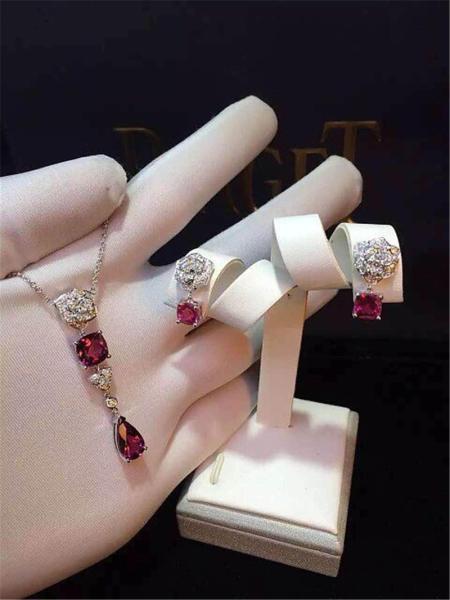Piaget full diamonds red tourmaline rose earring of 18kt gold with yellow gold