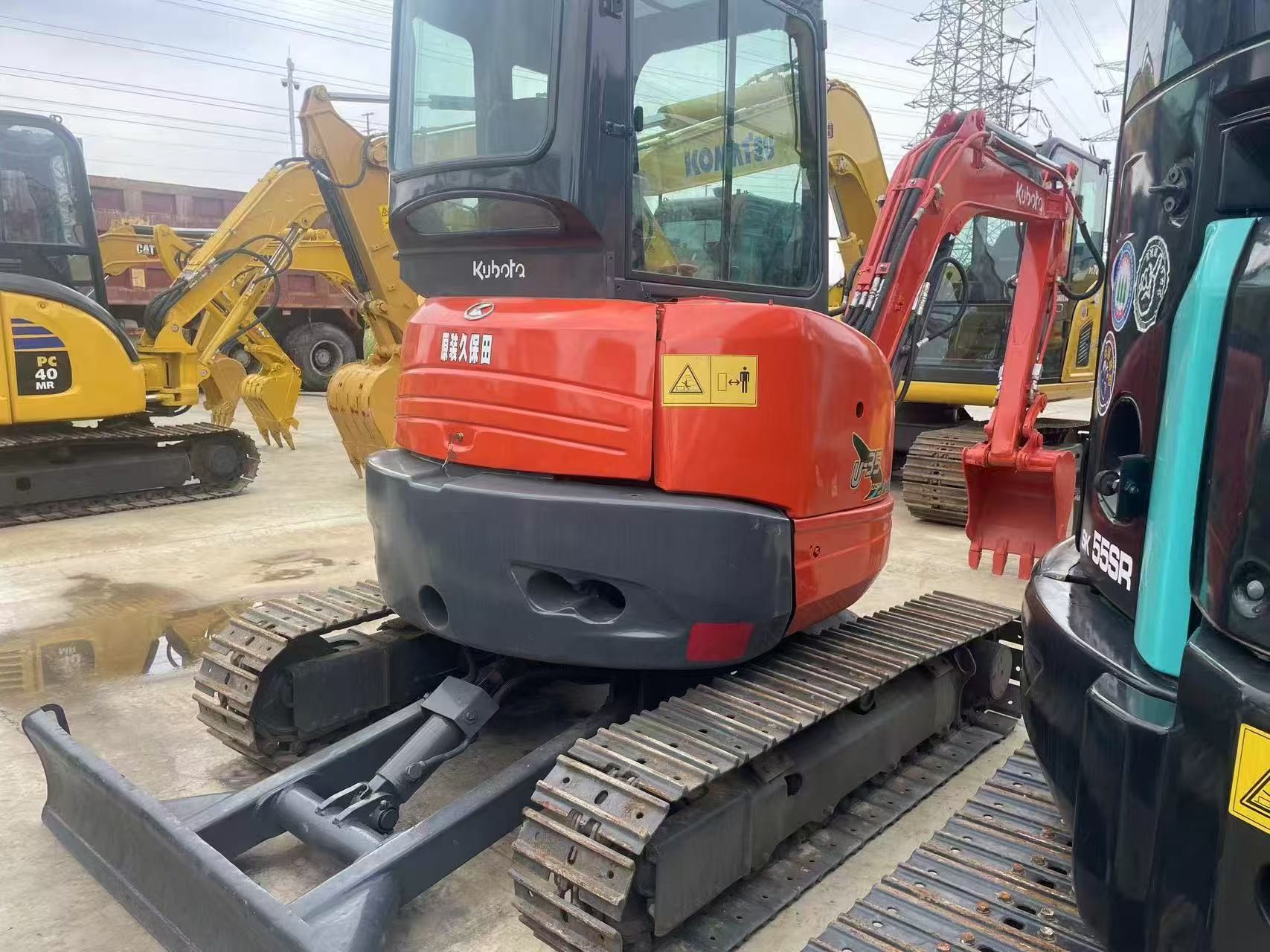 3 Ton Operating Weight Crawler Excavator Powered By Kubota Engine With 0.1m3 Bucket Capacity