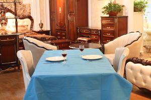 Quality SGS FDA 3Ply Blue Paper Tablecloths , Rectangular Waterproof Table Cover wholesale
