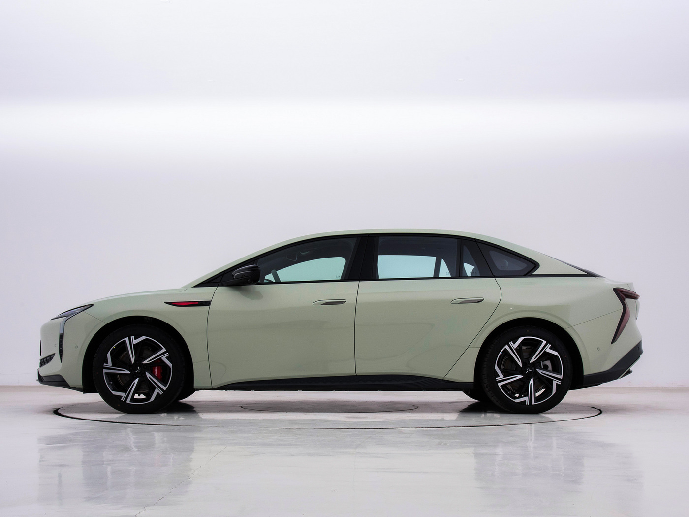 Max Speed 190km/h 2024 FAW Hongqi EH7 Electric Car with Long Range 820km and Energy-Saving Technology