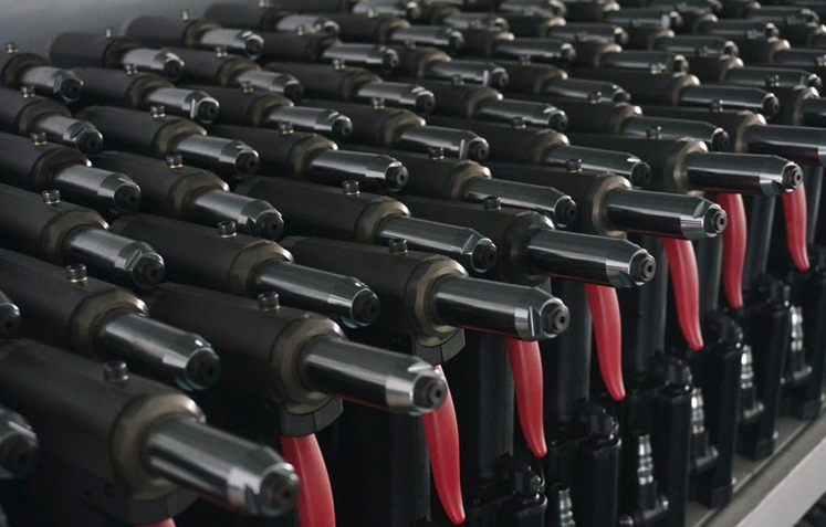 Industrial Level Pneumatic Rivet Gun 19mm Stroke With Vaccuum System