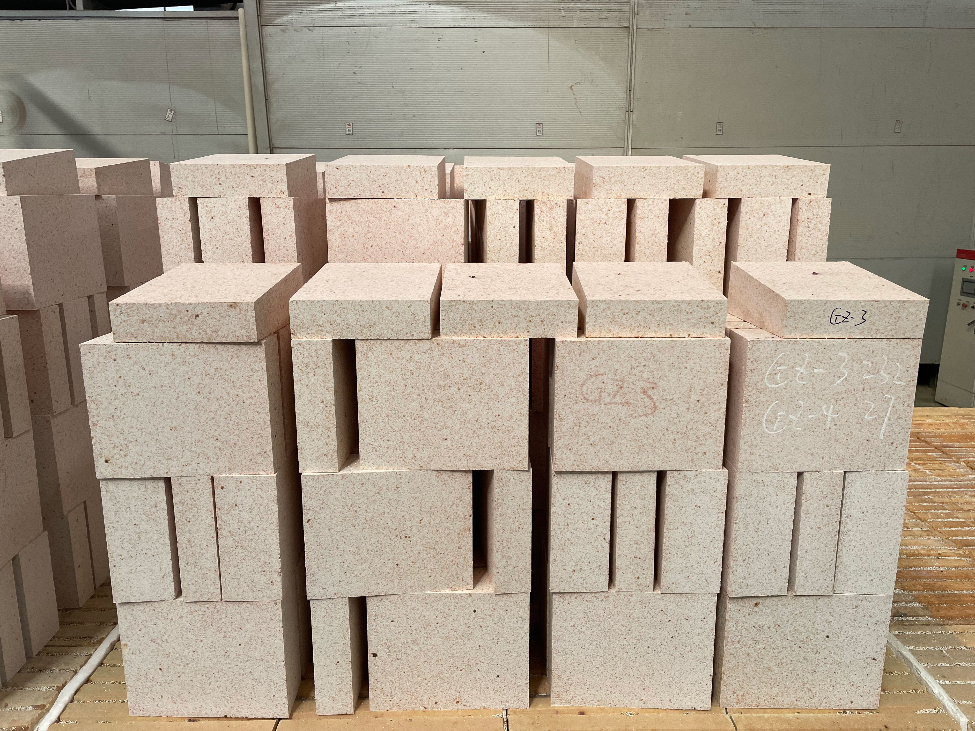 AL2O3 85% Corundum Mullite Brick For Kiln Strong Resistance To Erosion